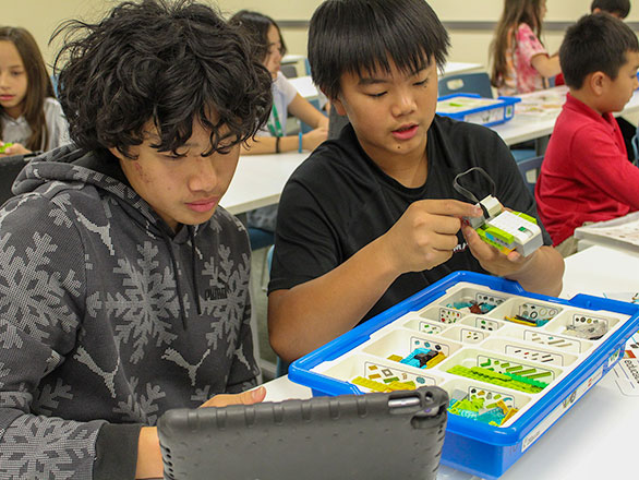 two campers building their robotic car